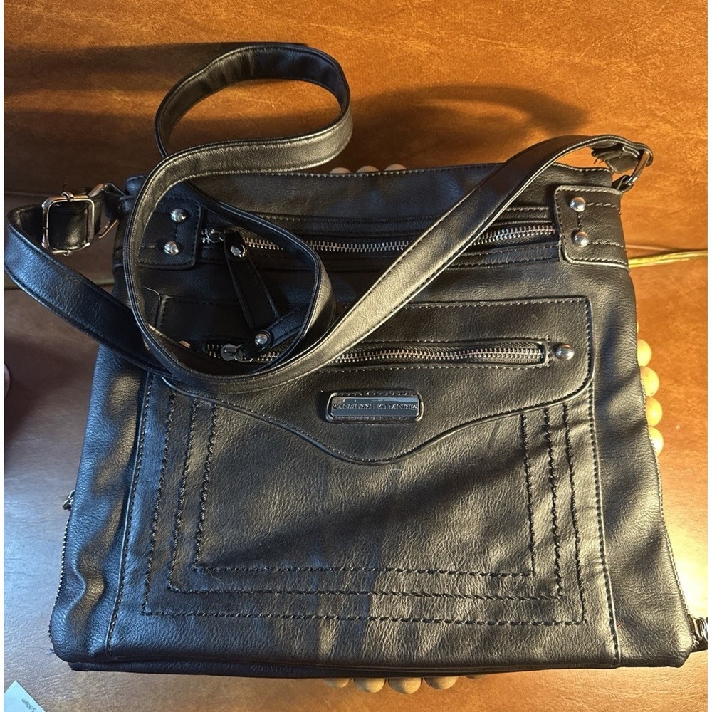 ADRIENNE VITTADINI Women's expandable Black Faux leather With Pink Inside CB